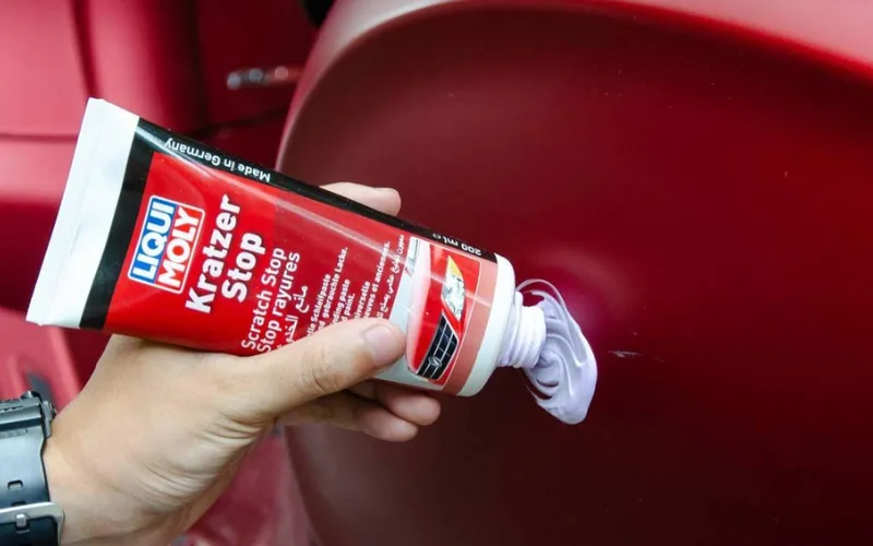 Sử dụng kem xóa vết xước ô tô chuyên dụng