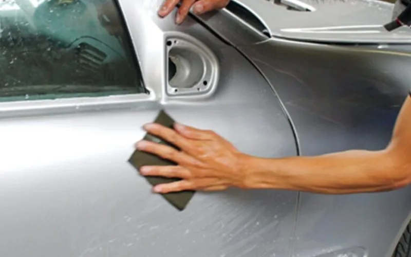 Xóa vết xước ô tô bằng giấy nhám đánh bóng nhựa