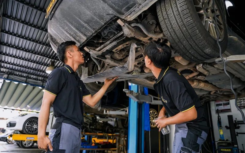 Kiểm tra khung gầm và khoang máy