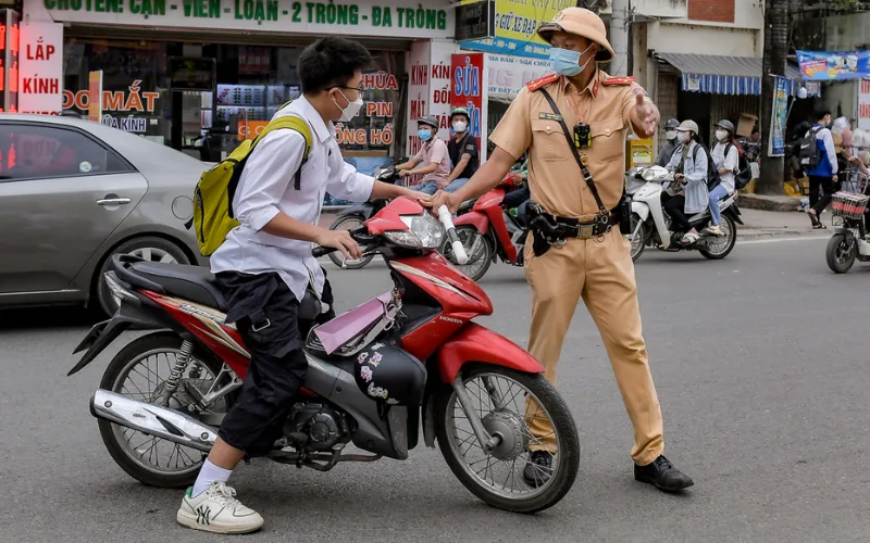Không đội mũ bảo hiểm
