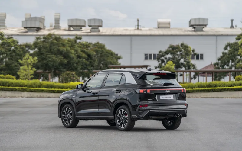 Đuôi xe Hyundai Creta N-Line 2025 được thiết kế sắc sảo với phần đèn LED hậu liền mạch