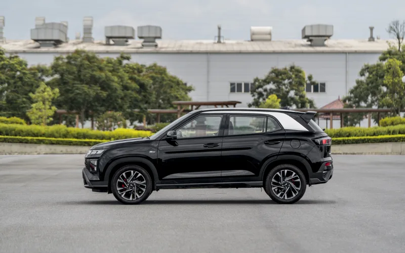 Thân xe Hyundai Creta N-Line 2025 được thiết kế mạnh mẽ với các đường gân dập nổi xuyên suốt thân xe