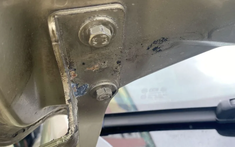 Bu lông, ốc vít và vết gỉ sét bất thường
