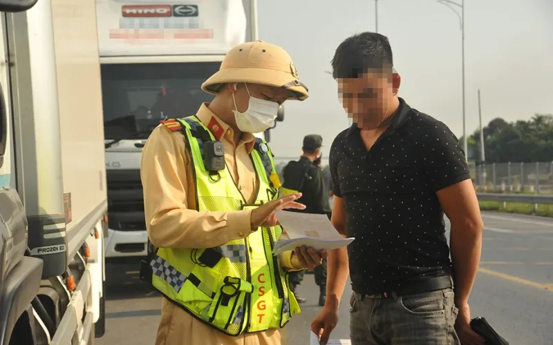 Mức phạt khi điều khiển phương tiện với GPLX đã bị trừ hết điểm dao động từ 2 - 20 triệu đồng