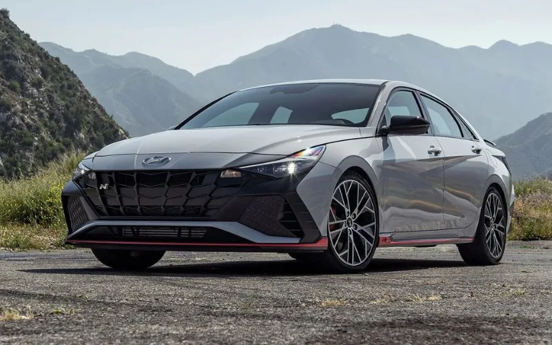 Hyundai Elantra: Cân bằng giữa tiện nghi và sự năng động