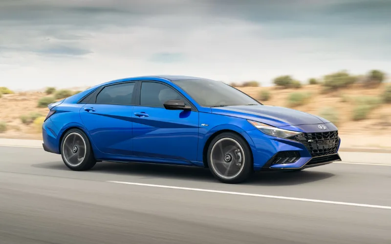 Hyundai Elantra mang lại cảm giác lái dễ chịu, không quá "kịch tính" nhưng vẫn đủ sự linh hoạt và ổn định