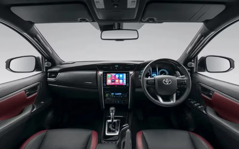 Về mặt thiết kế, Toyota Fortuner 2025 bản Hybrid gần như không có bất kỳ thay đổi nào so với các phiên bản sử dụng động cơ truyền thống