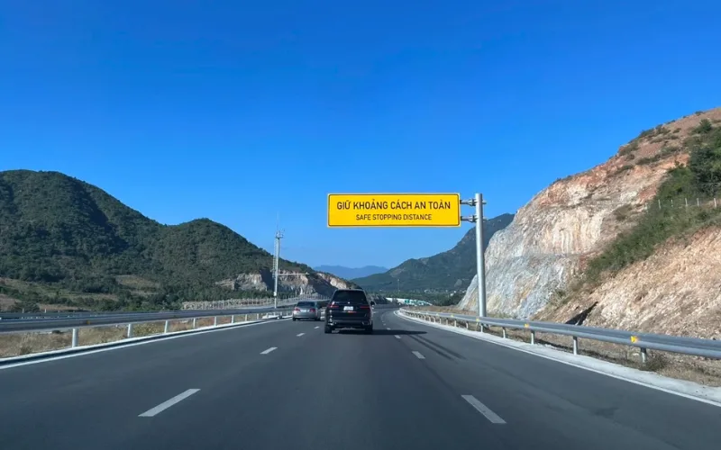 Mức xử phạt đối với hành vi dừng, đỗ ô tô trên cao tốc không đúng quy định là bao nhiêu?