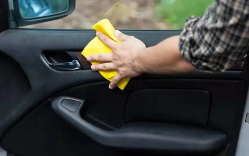 Vệ sinh khe cửa và tay nắm cửa ô tô