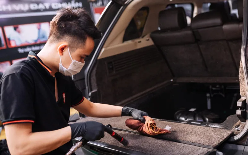 Vệ sinh cốp xe ô tô (khoang hành lý)